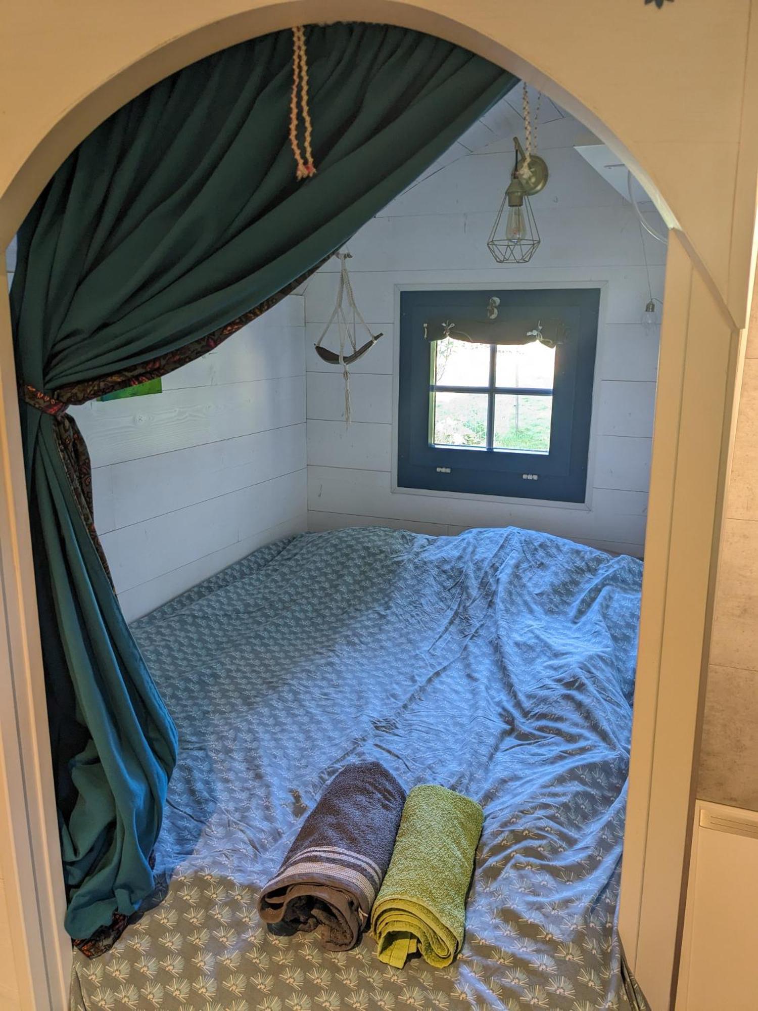 La Roulotte Tiny House Du Mond'Ideal Leval  Екстериор снимка