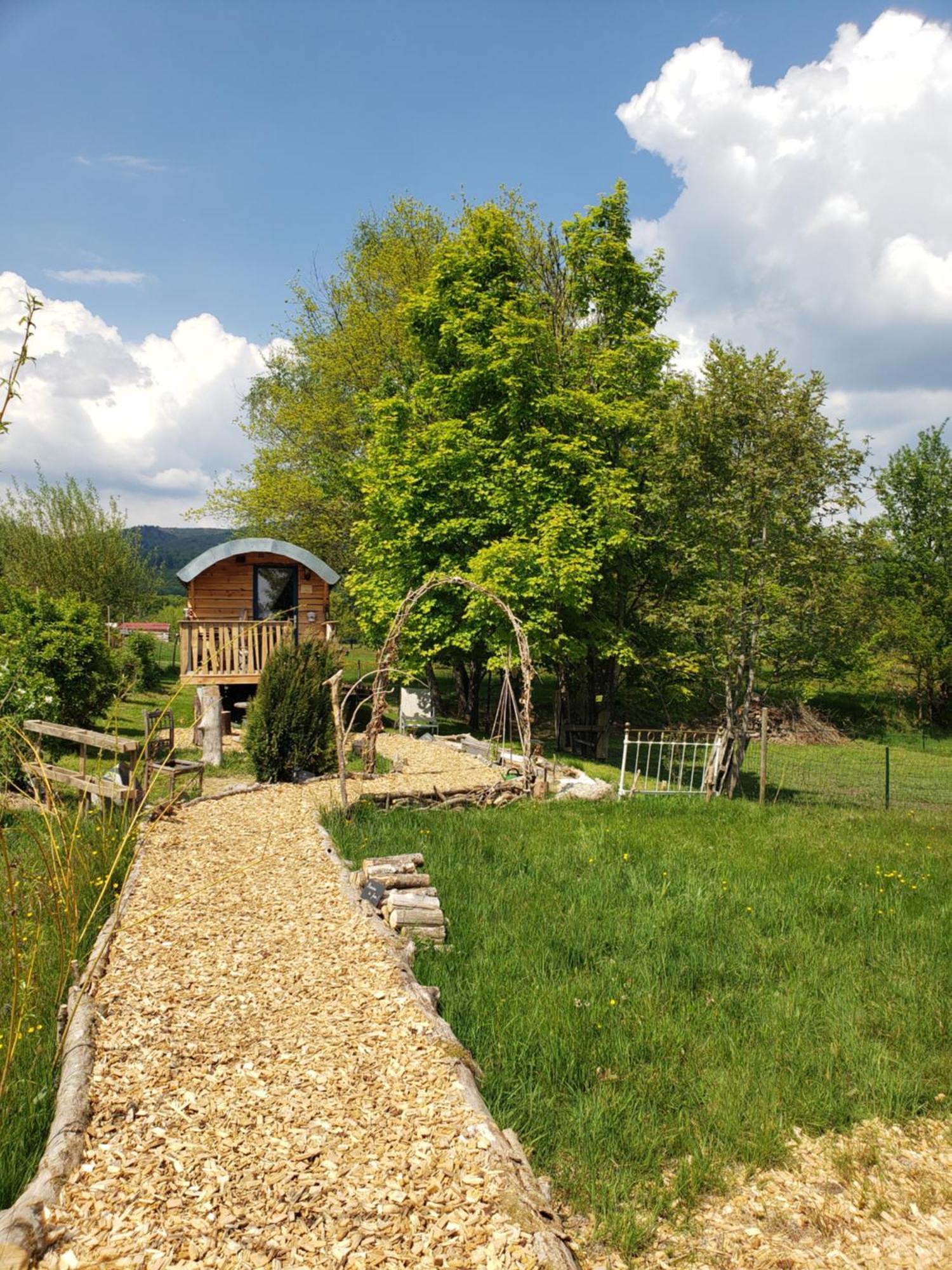 La Roulotte Tiny House Du Mond'Ideal Leval  Екстериор снимка